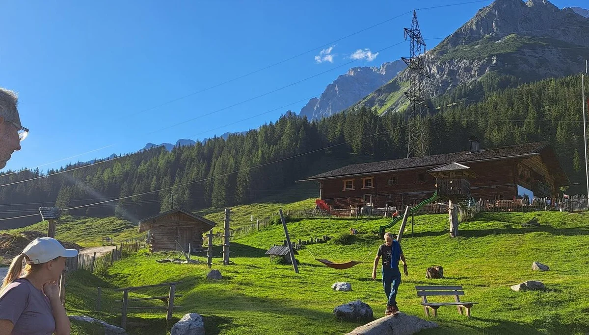 Dientalm, 1380m mit Taghaube, 2159m | © privat