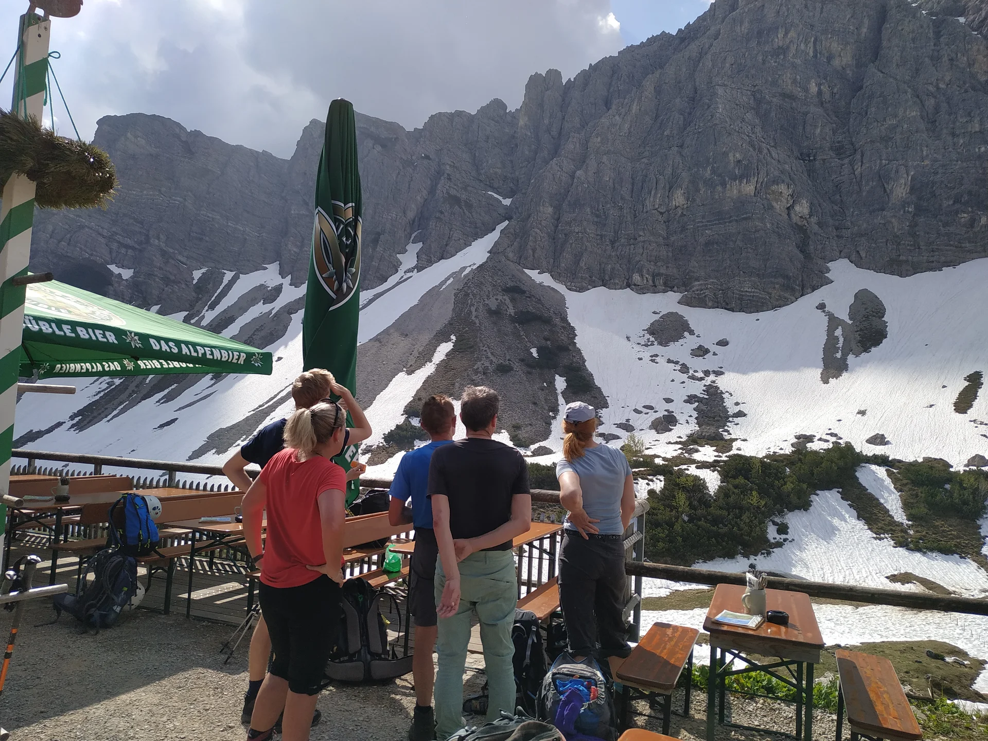 Kritische Blicke von der Landsberger Hütte | © privat