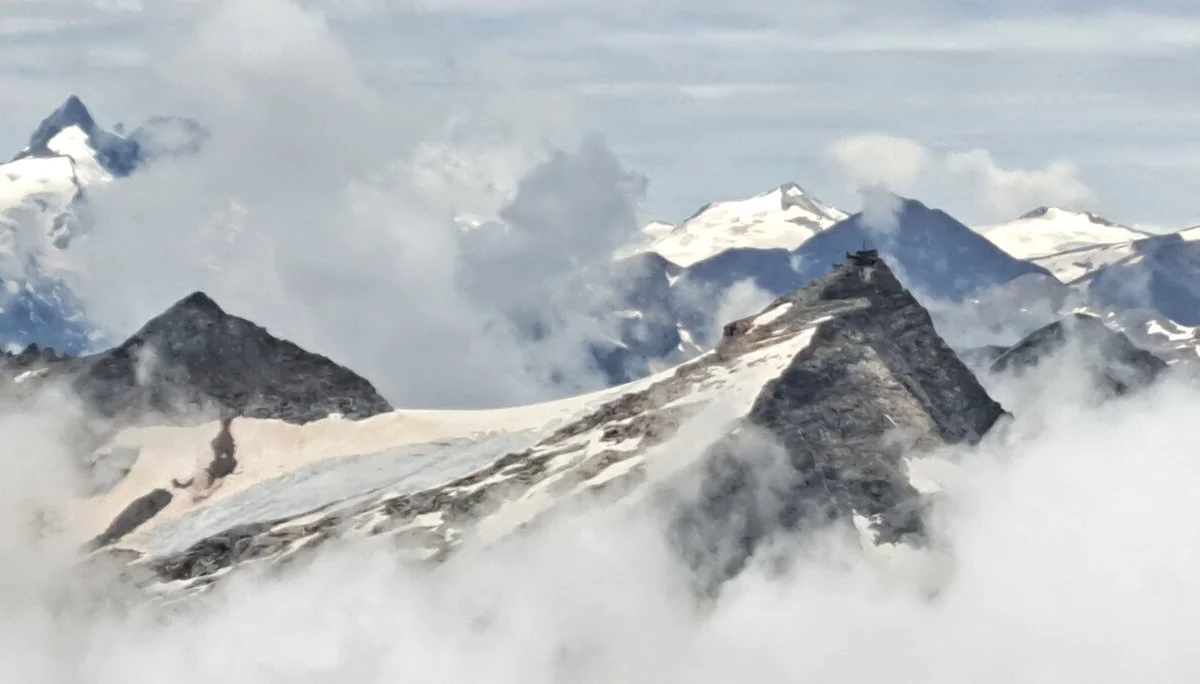 Sicht auf Hoher Sonnblick mit Observatorium u. links Großglockner | © C. Ammann