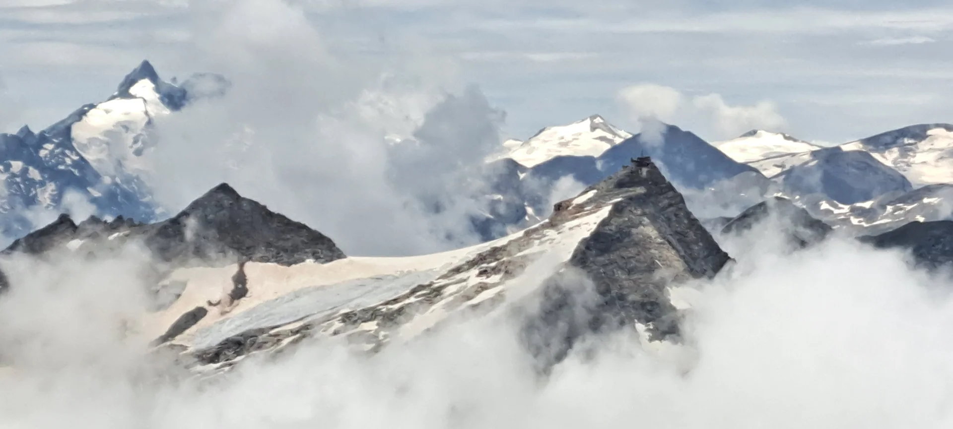 Sicht auf Hoher Sonnblick mit Observatorium u. links Großglockner | © C. Ammann