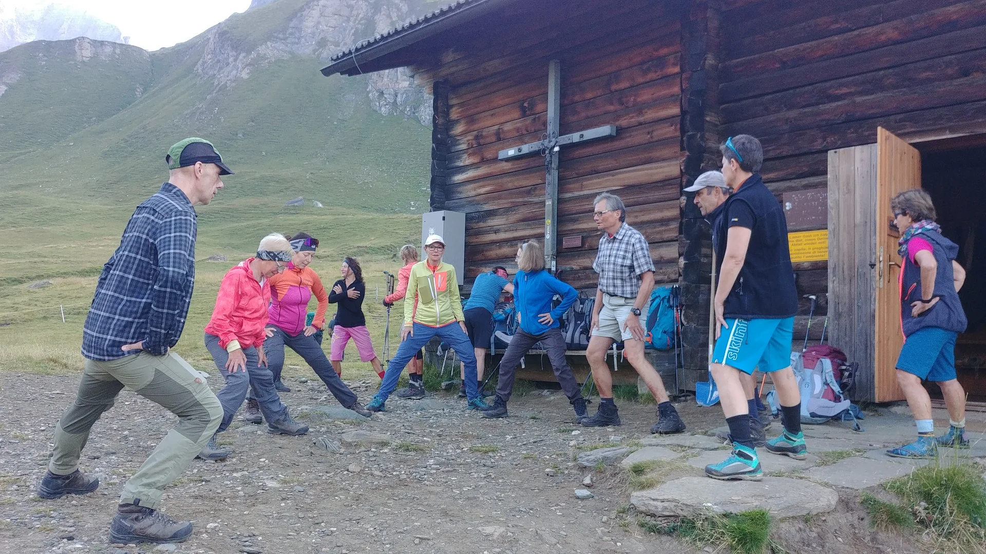 Morgengymnastik vor der Brixner Hütte | © Annette Gröbner