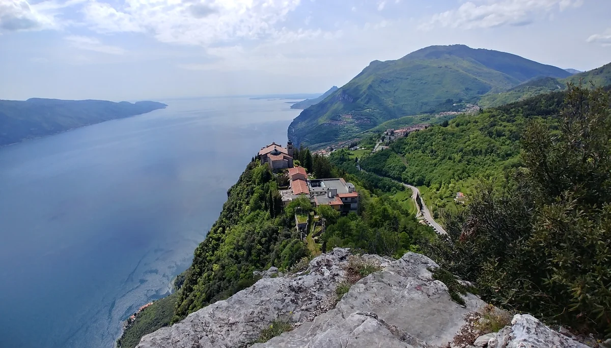 Blick auf Wallfahrtskirche Santuario di Montecastello | © Annette Gröbner