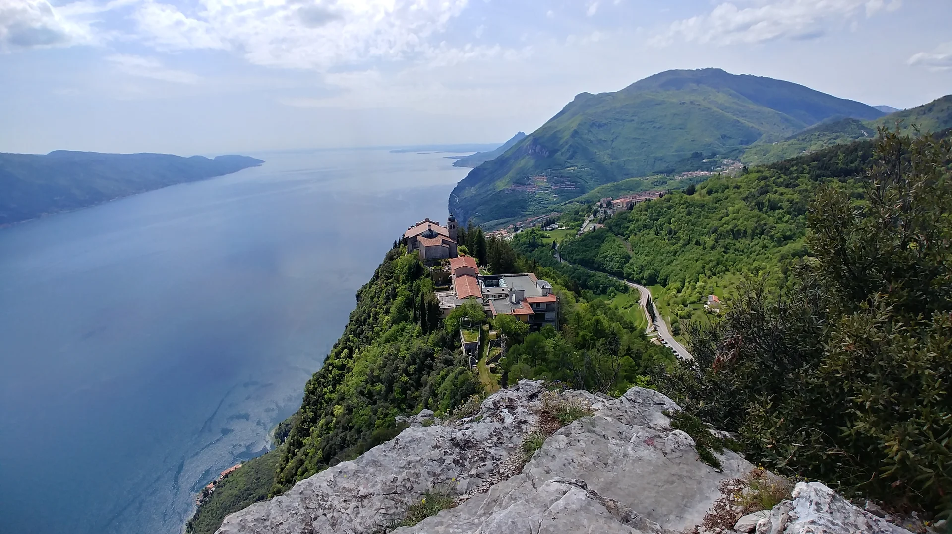 Blick auf Wallfahrtskirche Santuario di Montecastello | © Annette Gröbner