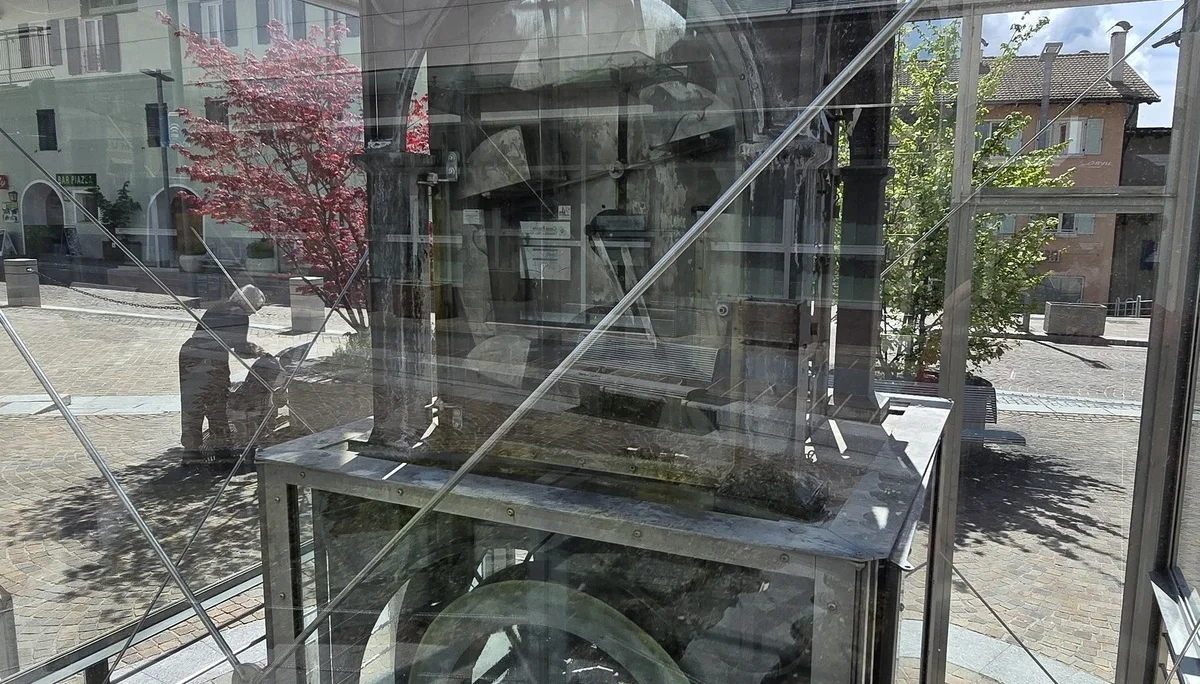 Historische Wasseruhr am Marktplatz von Fondo | © Manfred Gröbner