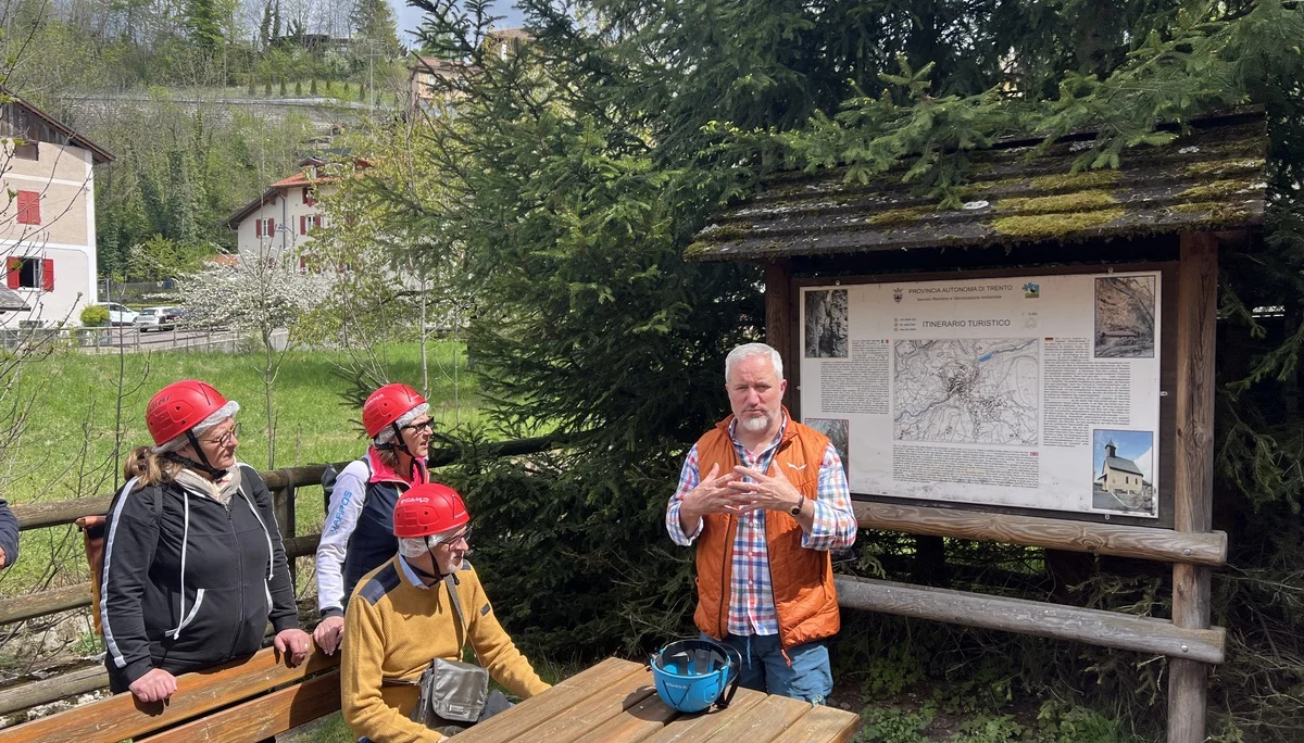 Moreno - unser Schluchtführer erklärt auf Deutsch | © Ernst Kundinger