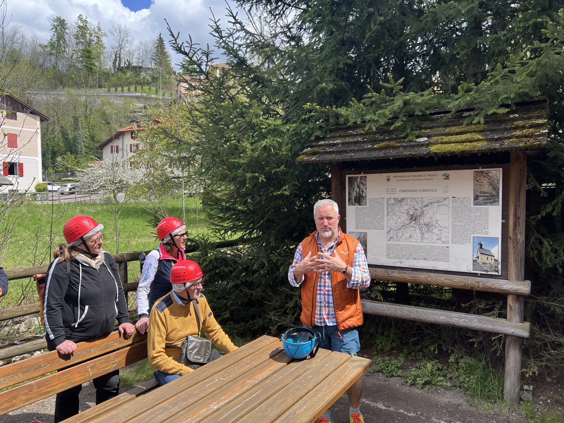 Moreno - unser Schluchtführer erklärt auf Deutsch | © Ernst Kundinger