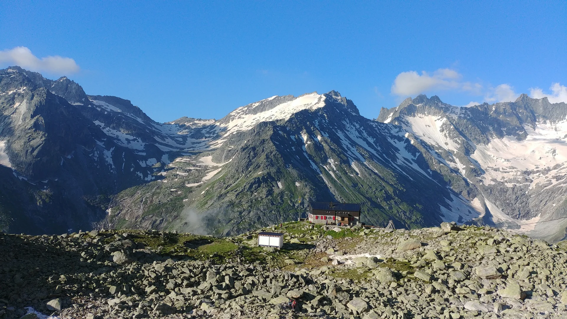 Bergseehütte gegen Dammastock | © Annette Gröbner