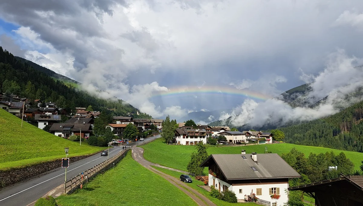 Regenbogen über St. Walburg | © Sepp Fendl