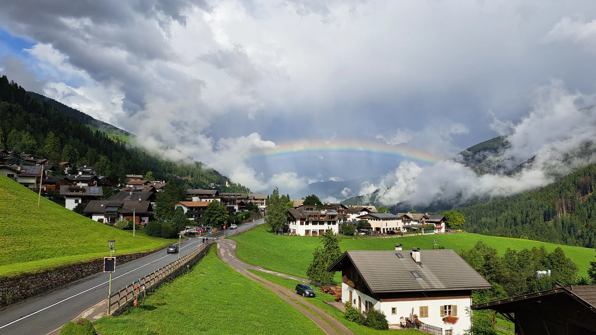 Regenbogen über St. Walburg | © Sepp Fendl