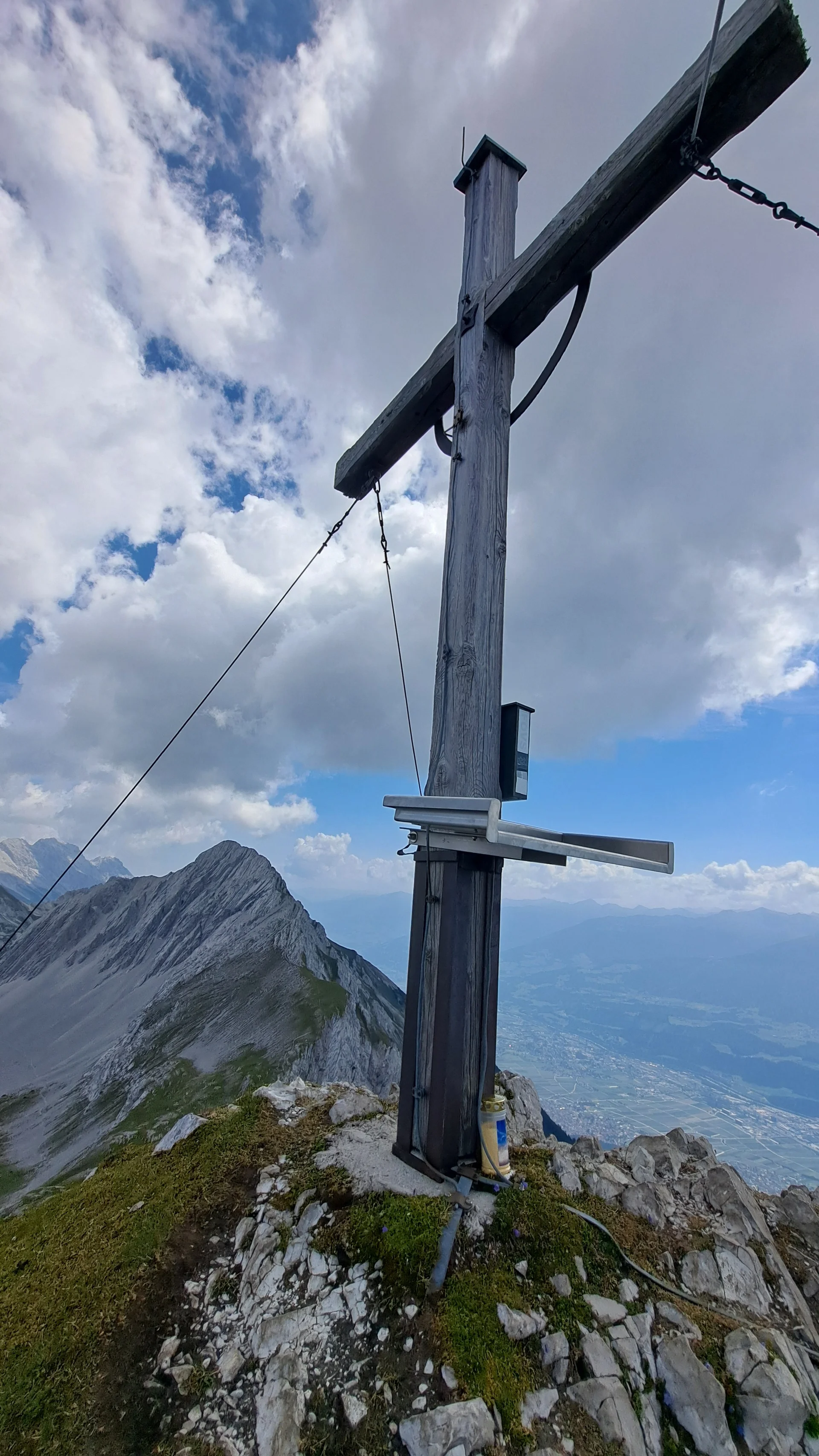 Gipfelkreuz der Mannlspitze 2366m | © privat