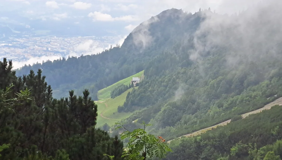 am Howechersteig mit Sicht auf die  Thaurer Alm | © privat