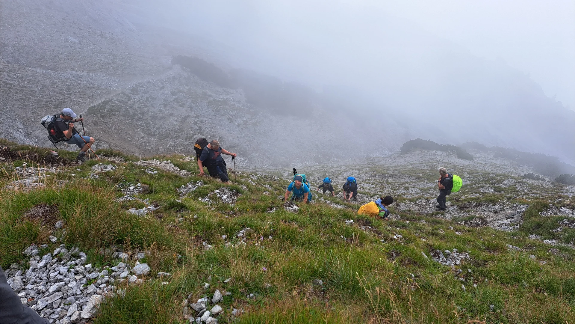 Steig mit Seilversicherung im Abstieg zur Thaurer Alm | © privat