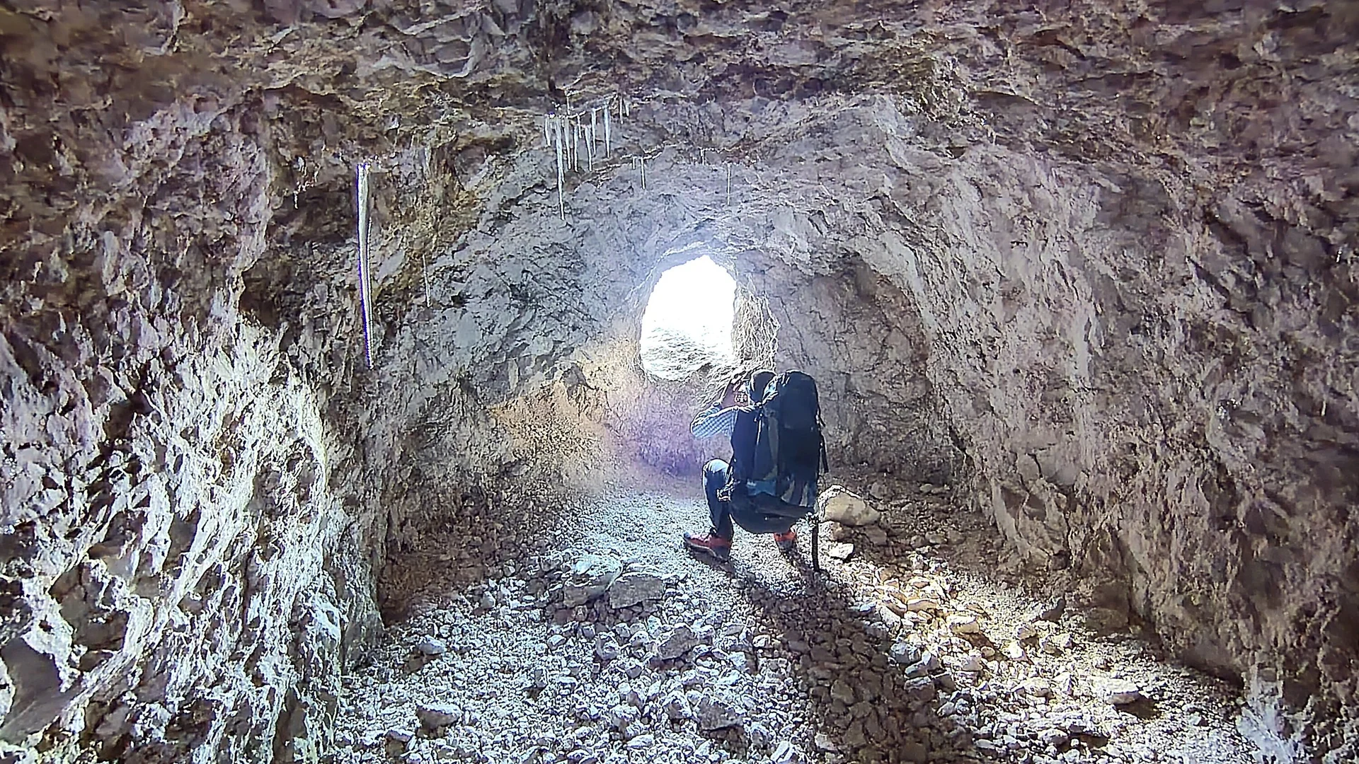Stollen mit Eiszapfen unter dem Arzalpenkopf | © Sonja Schön