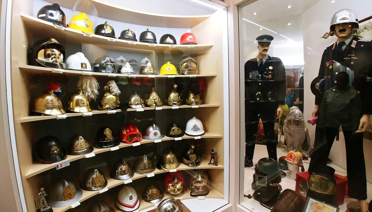 Helmausstellung im Feuerwehrmuseum des Hotel Burgfrieden | © A.Gröbner