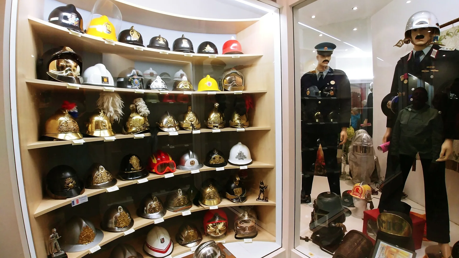 Helmausstellung im Feuerwehrmuseum des Hotel Burgfrieden | © A.Gröbner