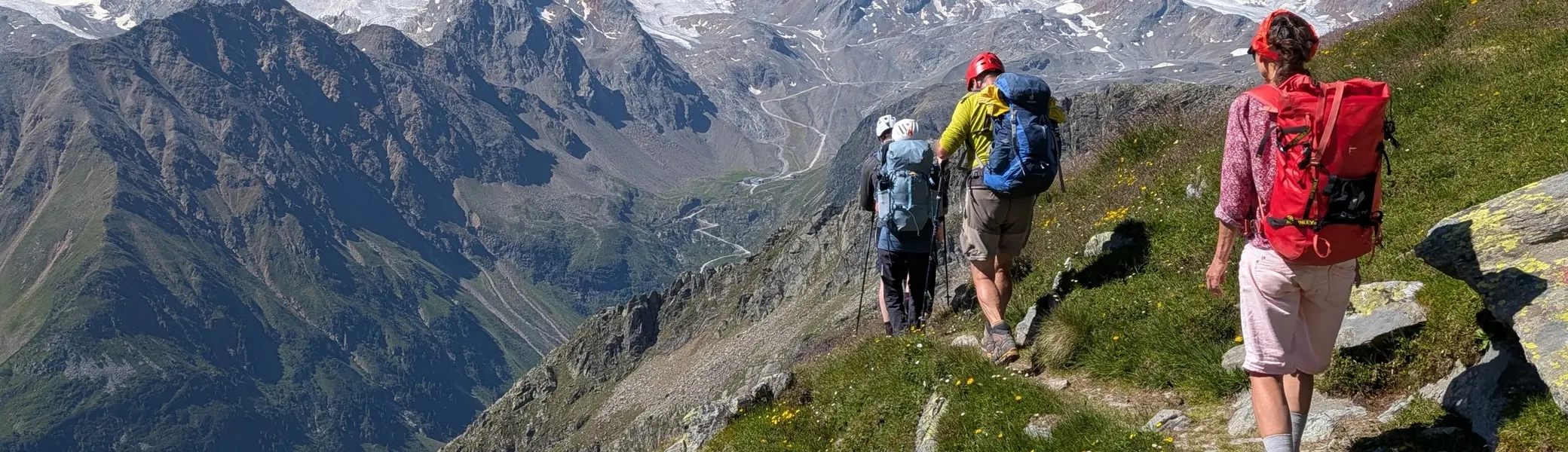 Auf dem Stubaier Höhenweg mit Blick auf den zentralen Teil der Stubaier Alpen mit dem Gipfel des Zuckerhütl (3510m) links  | © Peter Wohlhüter