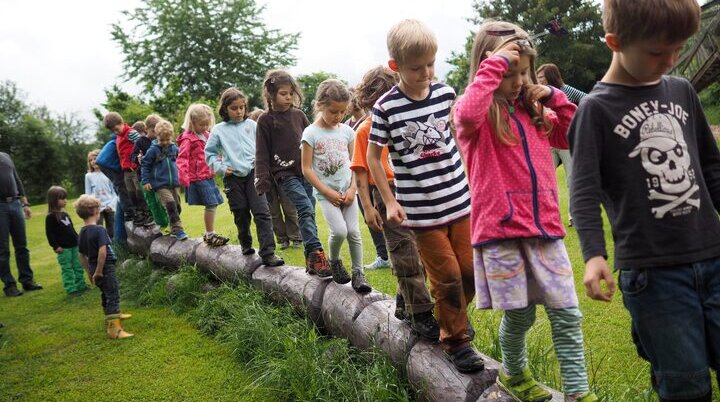 Kinder beim Balancieren | © DAV Augsburg