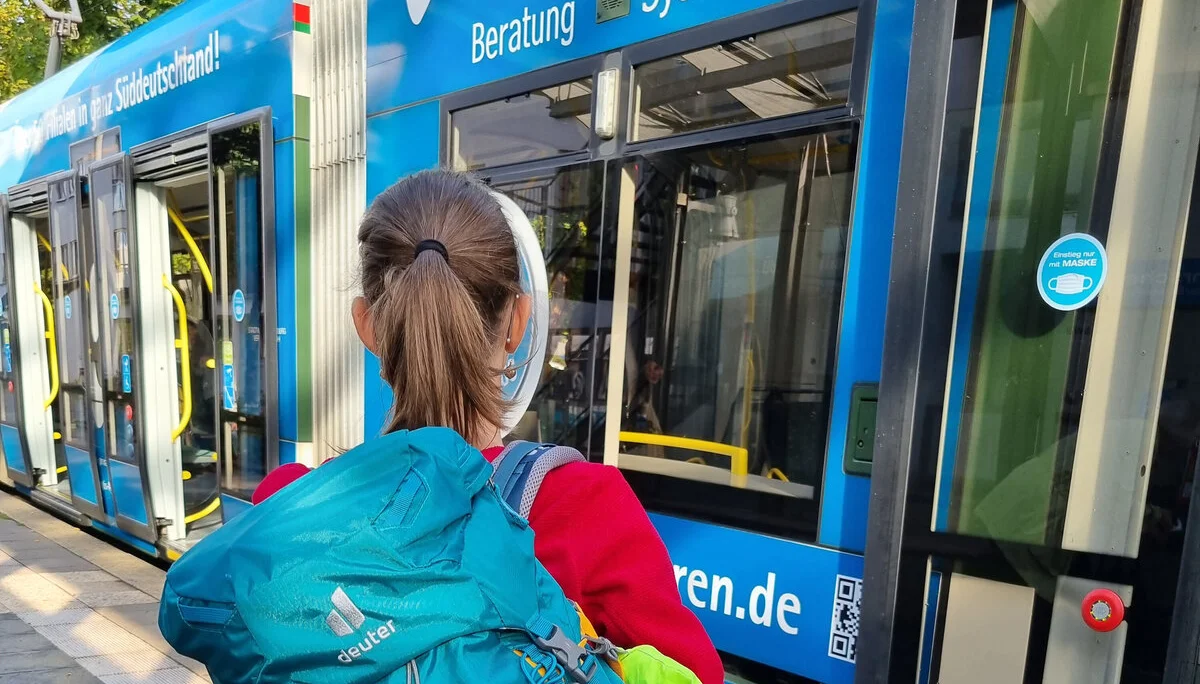 Wanderer am Bahnsteig vor Zug | © DAV Augsburg