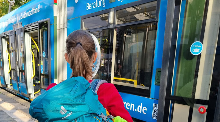 Wanderer am Bahnsteig vor Zug | © DAV Augsburg