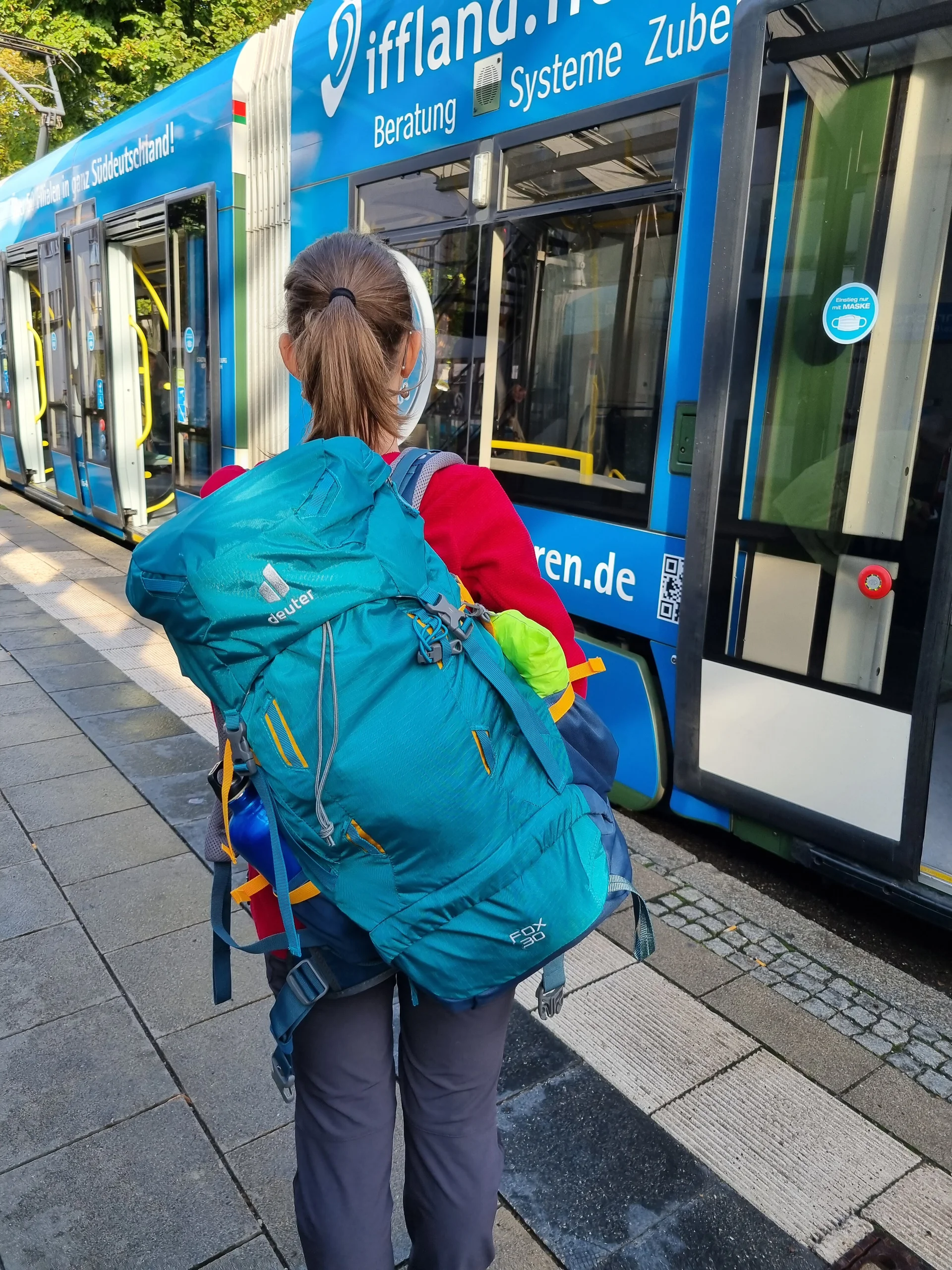 Wanderer am Bahnsteig vor Zug | © DAV Augsburg