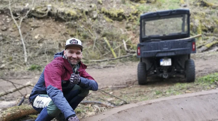Geschäftsführer Robert Rieger beim Trailbau | © RideTime Concepts