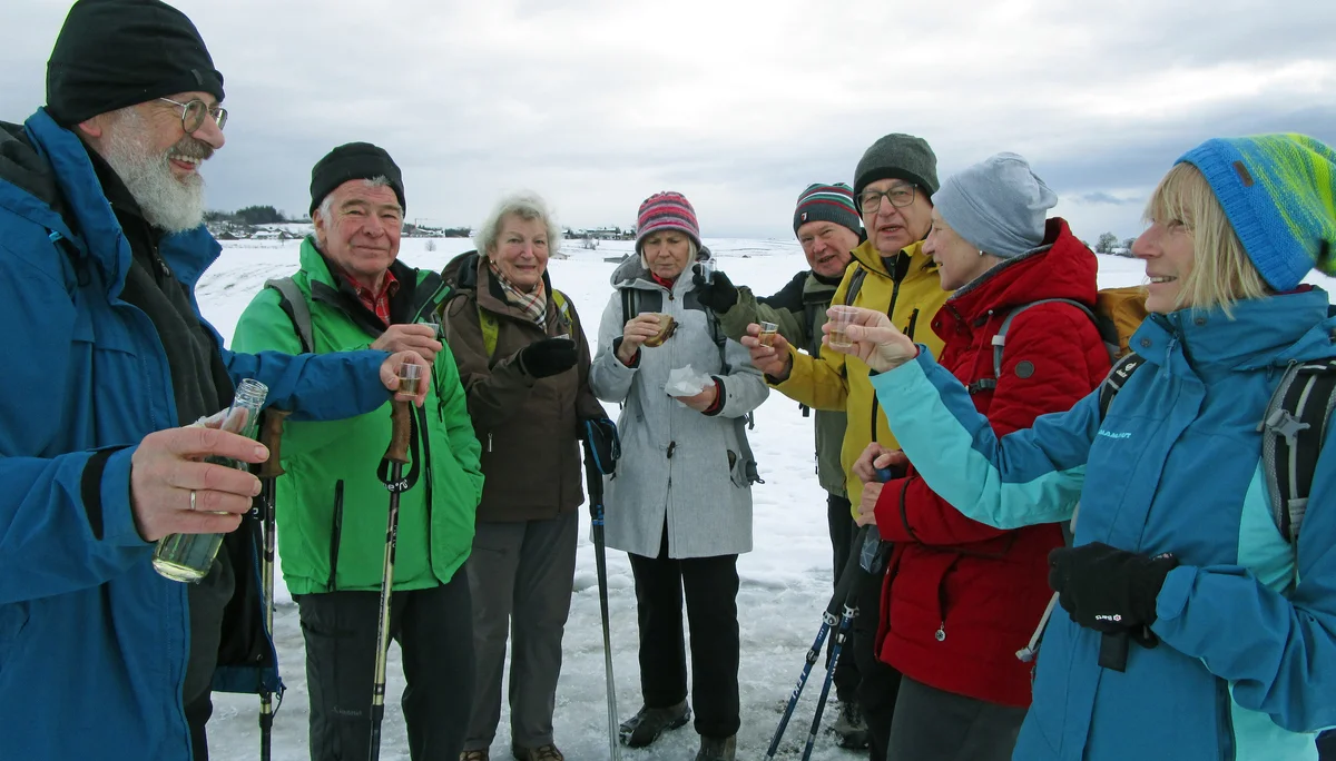 Wolfgang spediert einen Umtrunk | © DAV Augsburg Senioren