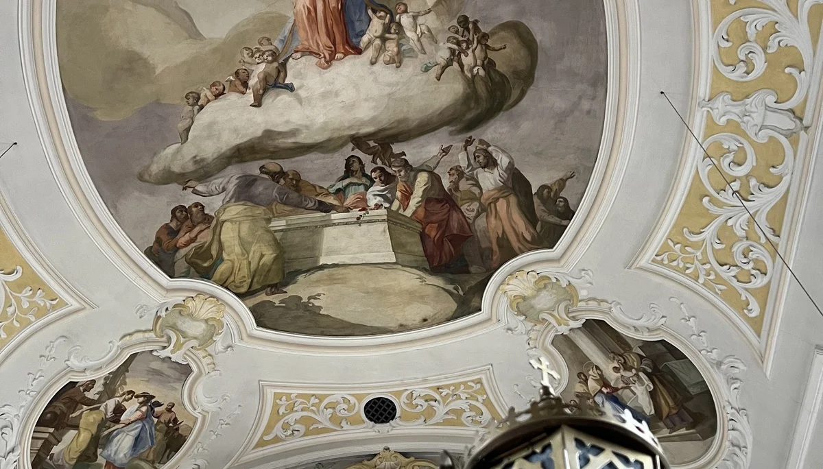 Schöffau, Kirche St. Anna - Deckenfresko im Langhaus in barockem Stil zeigt Mariä Aufnahme in den Himmel von Anton Niedermaier | © DAV Augsburg Senioren
