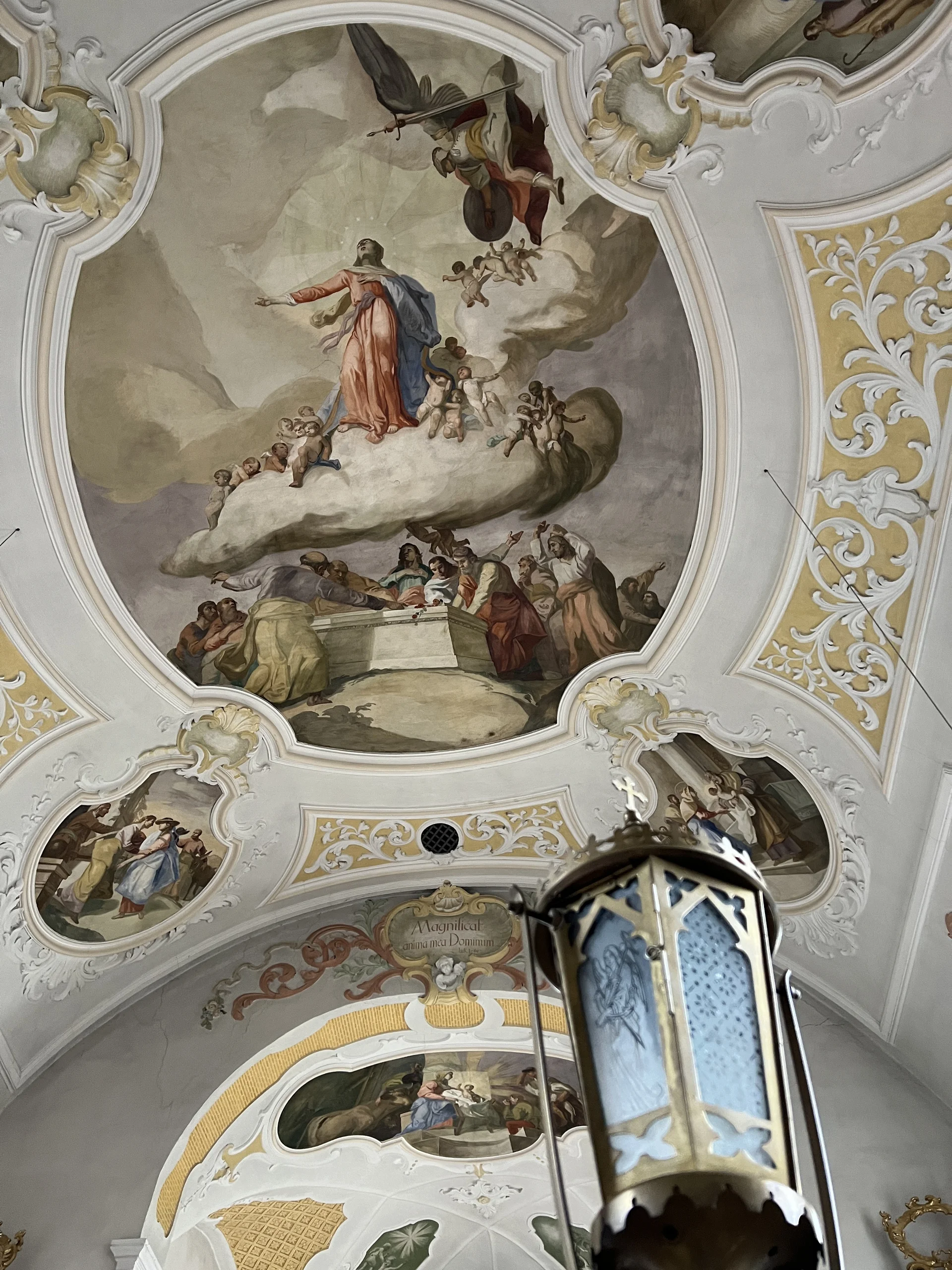 Schöffau, Kirche St. Anna - Deckenfresko im Langhaus in barockem Stil zeigt Mariä Aufnahme in den Himmel von Anton Niedermaier | © DAV Augsburg Senioren