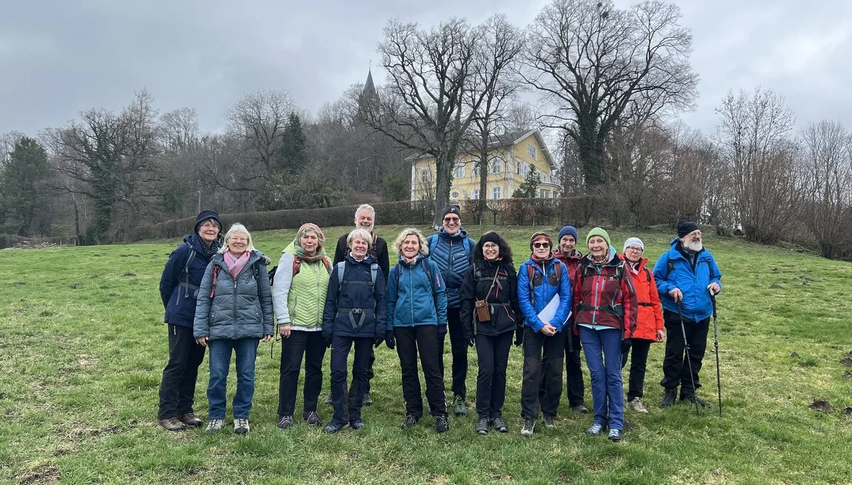 Pähl, Gruppenfoto mit Blick | © DAV Augsburg Senioren