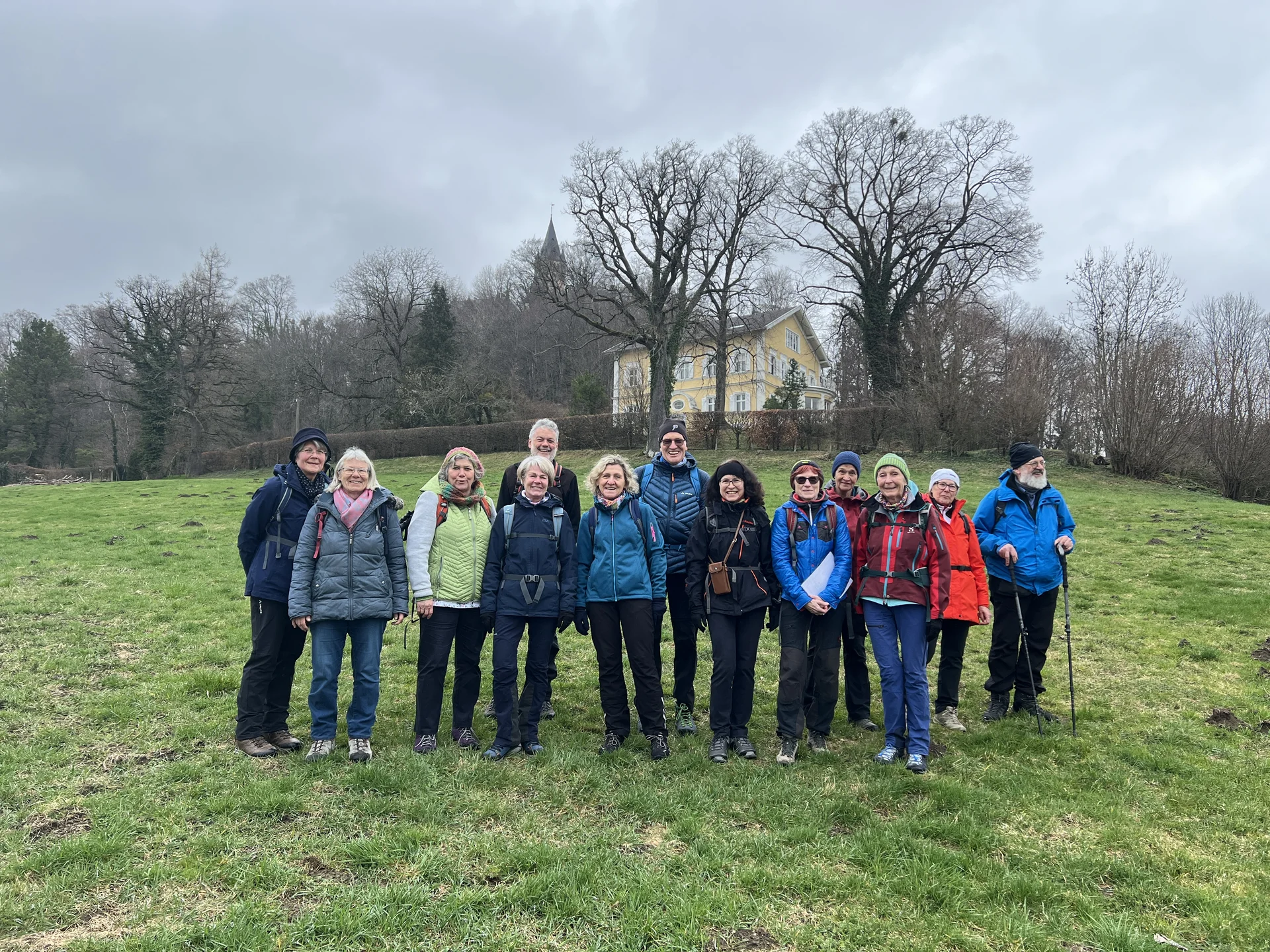 Pähl, Gruppenfoto mit Blick | © DAV Augsburg Senioren