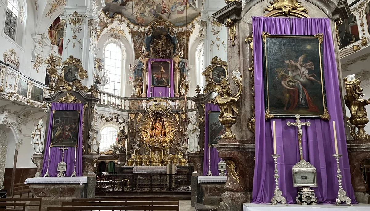 Die Andechser Klosterkirche in fastenzeitlicher Verhüllung | © DAV Augsburg Senioren