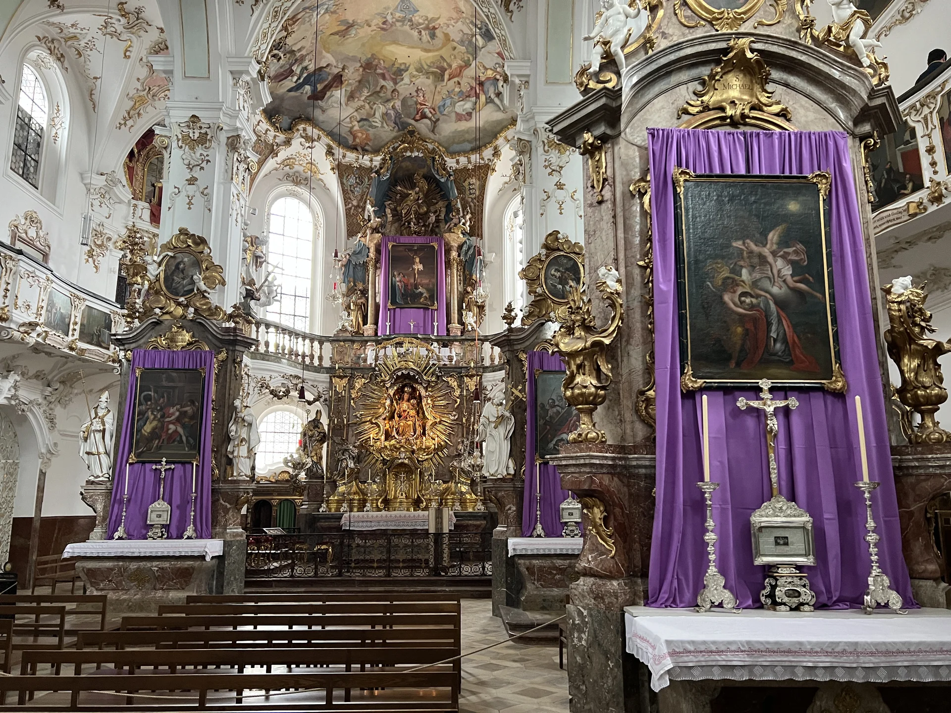 Die Andechser Klosterkirche in fastenzeitlicher Verhüllung | © DAV Augsburg Senioren