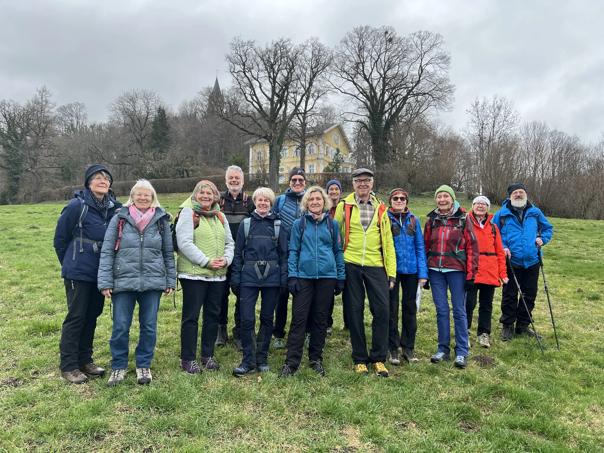 Pähl, Gruppenfoto mit Blick | © DAV Augsburg Senioren