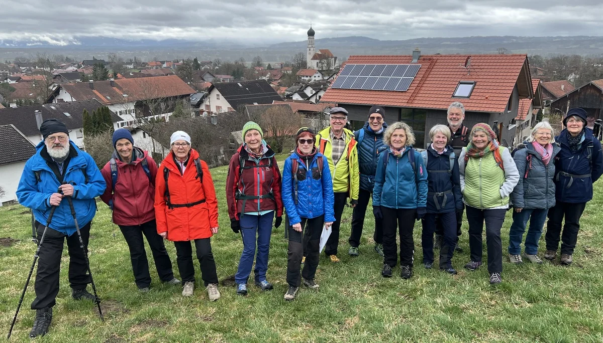 Pähl, Gruppenfoto mit Blick | © DAV Augsburg Senioren