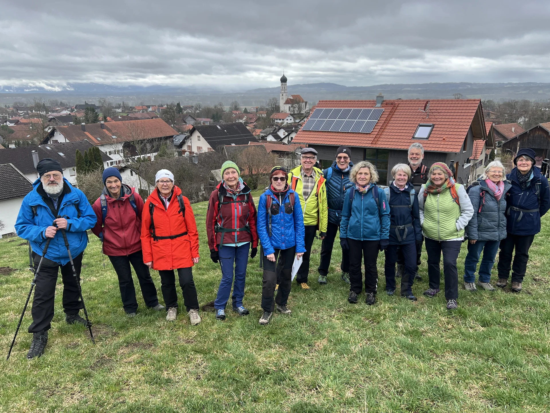Pähl, Gruppenfoto mit Blick | © DAV Augsburg Senioren