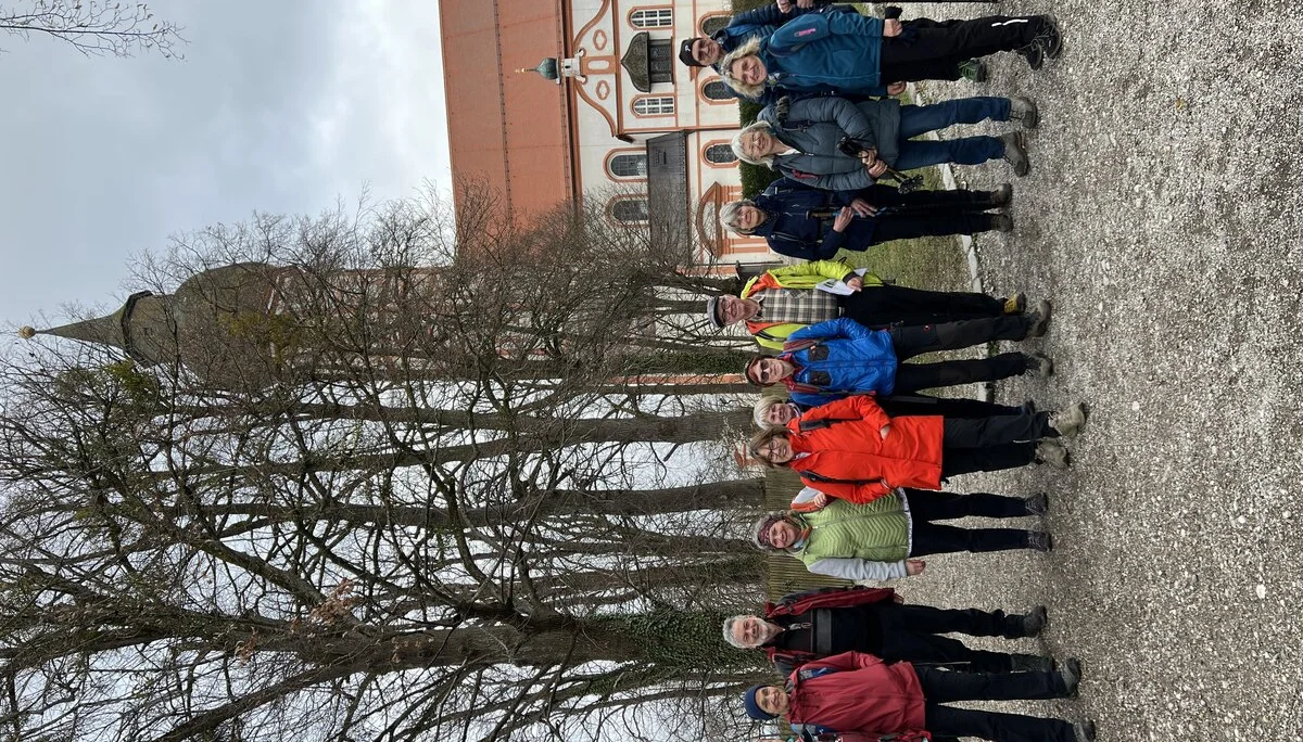Gruppenfoto mit Wallfahrtskirche St. Nikolaus und Elisabeth in Andechs | © DAV Augsburg Senioren