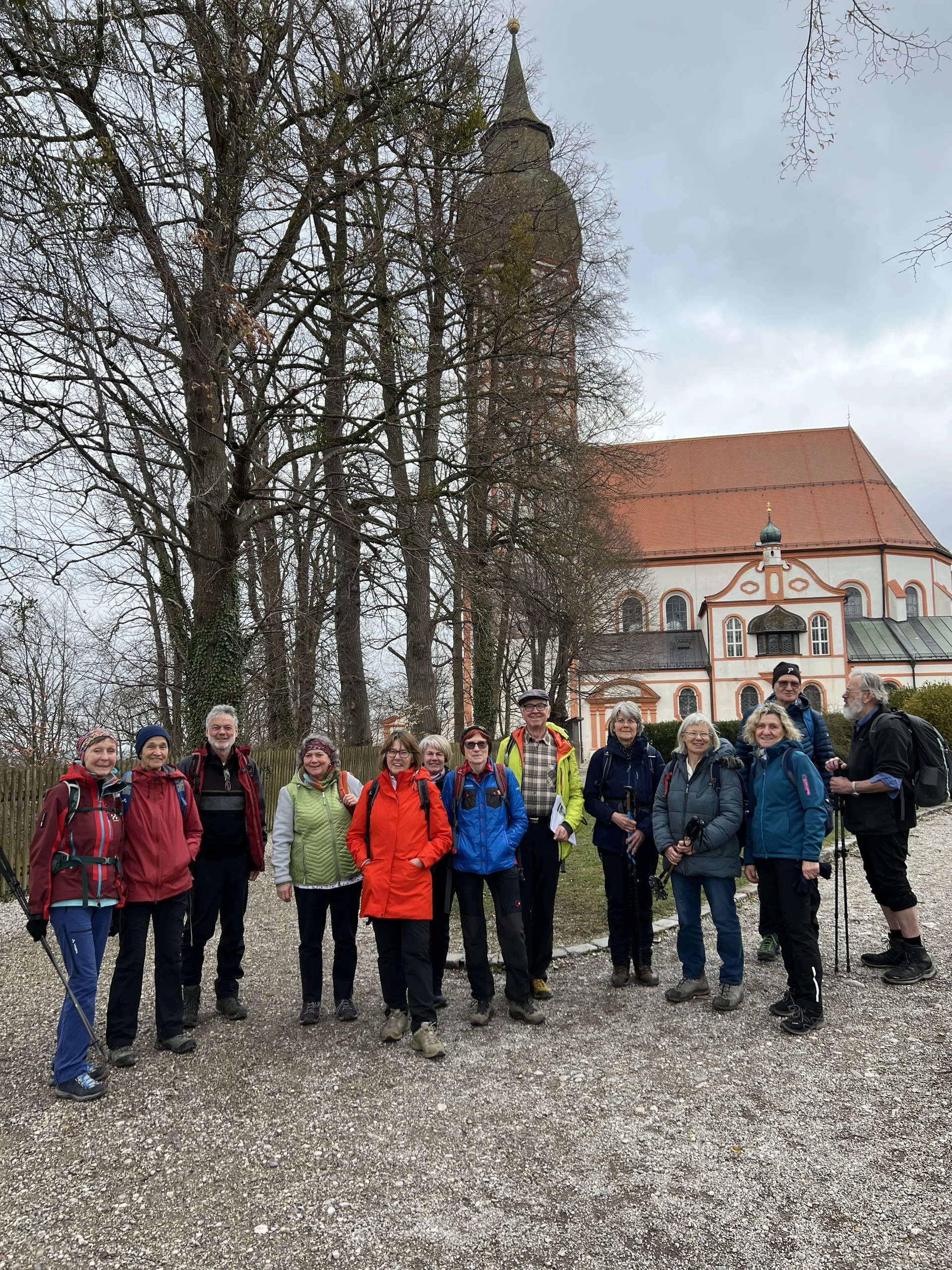 Gruppenfoto mit Wallfahrtskirche St. Nikolaus und Elisabeth in Andechs | © DAV Augsburg Senioren