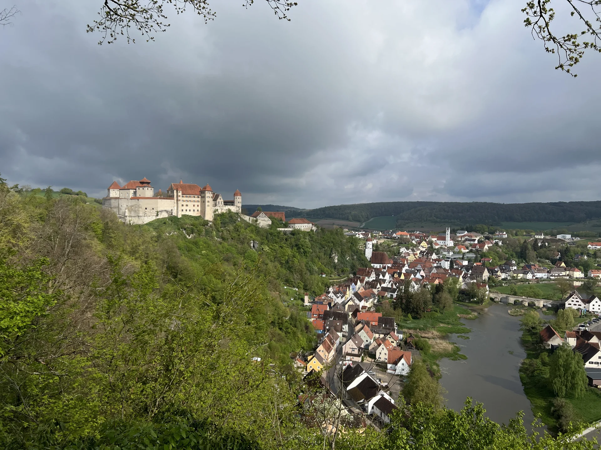 Blick von der "Schönen Aussicht" (Wedelbuck) auf Burg und Stadt Harburg | © DAV Augsburg Senioren