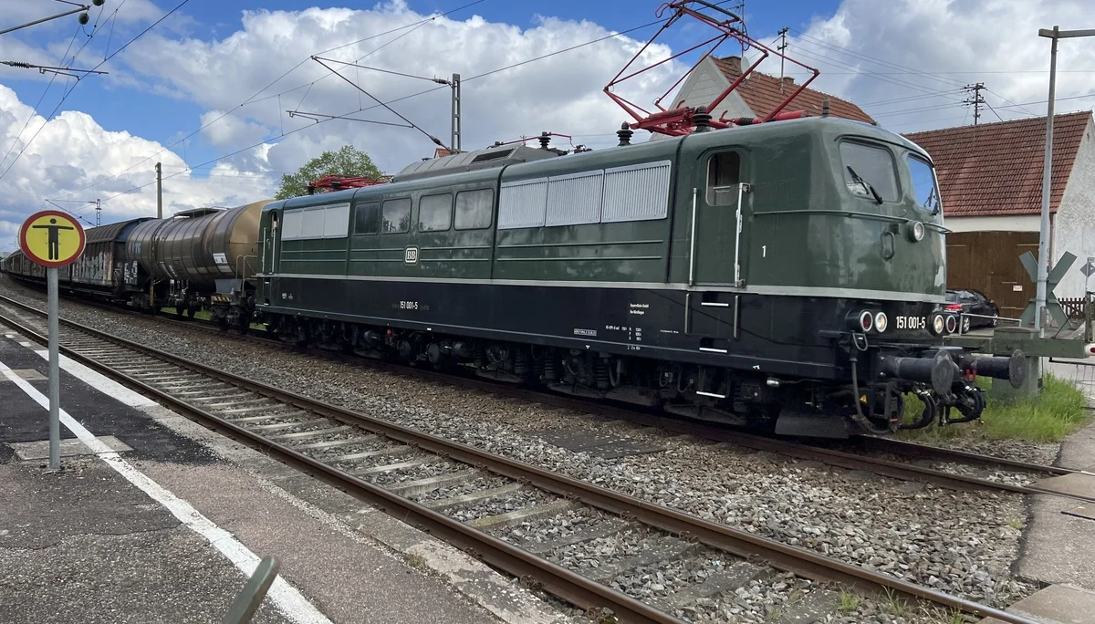 Bahnübergang in Wörnitzstein - E151 1001-5 mit S3/6 im Schlepp | © DAV Augsburg Senioren