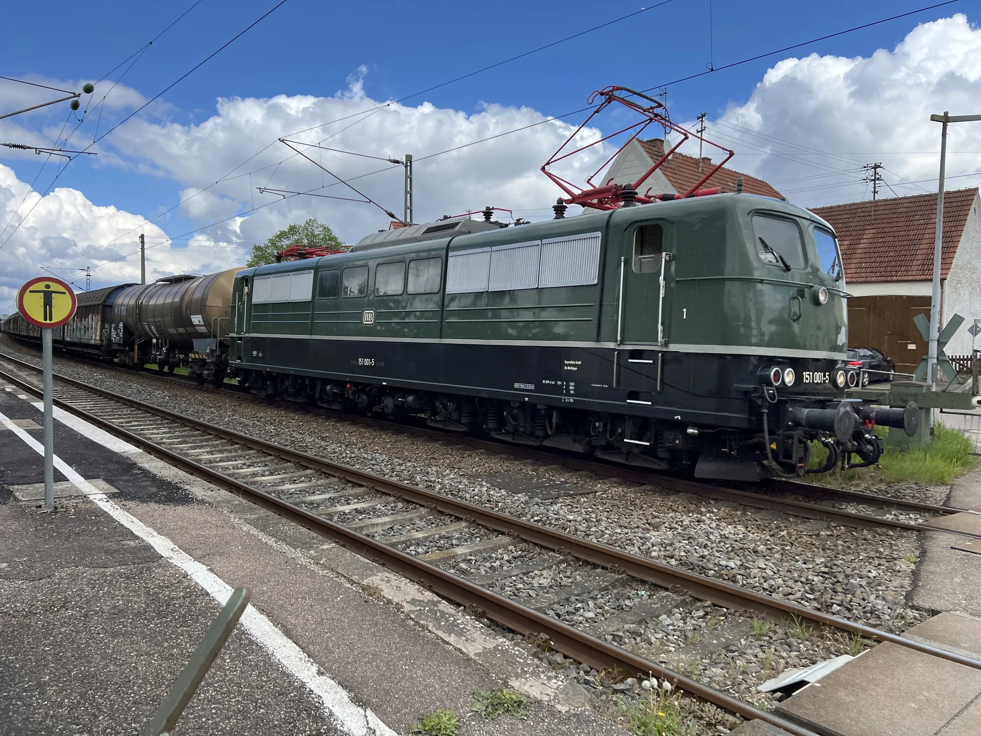 Bahnübergang in Wörnitzstein - E151 1001-5 mit S3/6 im Schlepp | © DAV Augsburg Senioren