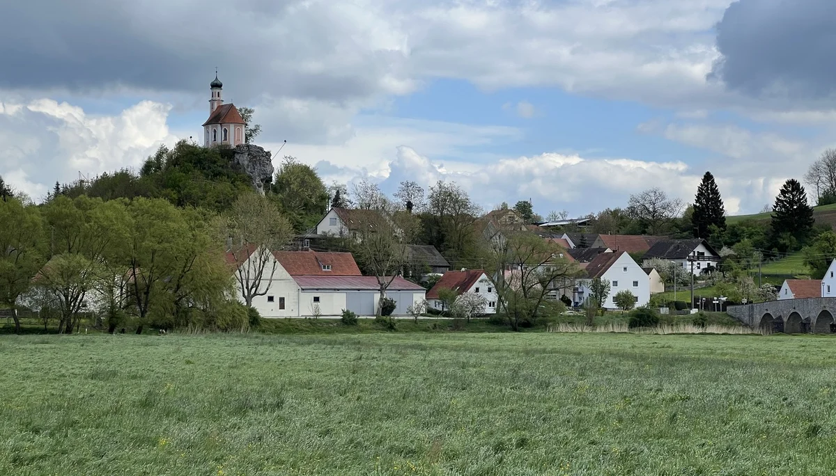 Wörnitzstein mit Wörnitzbrücke und Kalvarienbergkapelle St. Petrus | © DAV Augsburg Senioren