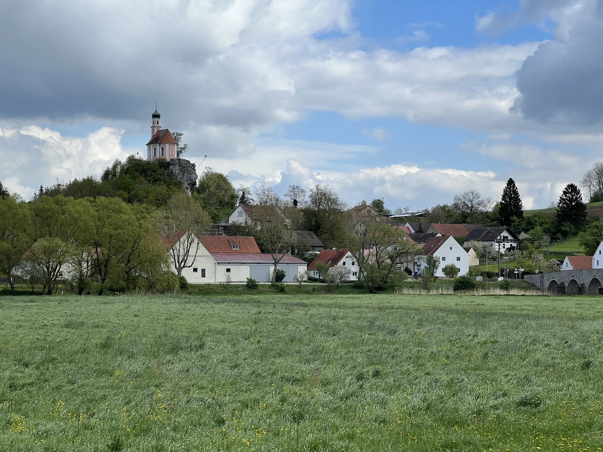 Wörnitzstein mit Wörnitzbrücke und Kalvarienbergkapelle St. Petrus | © DAV Augsburg Senioren