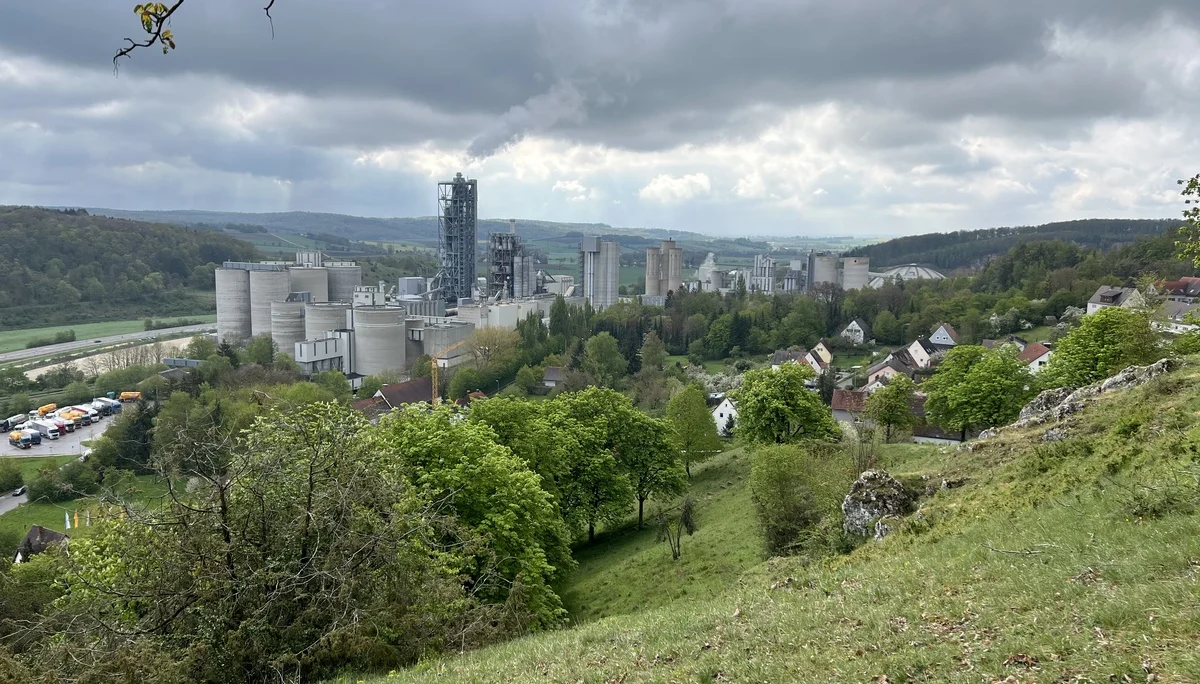 Zementwerk Märker, in der Ferne unser Ziel Donauwörth | © DAV Augsburg Senioren