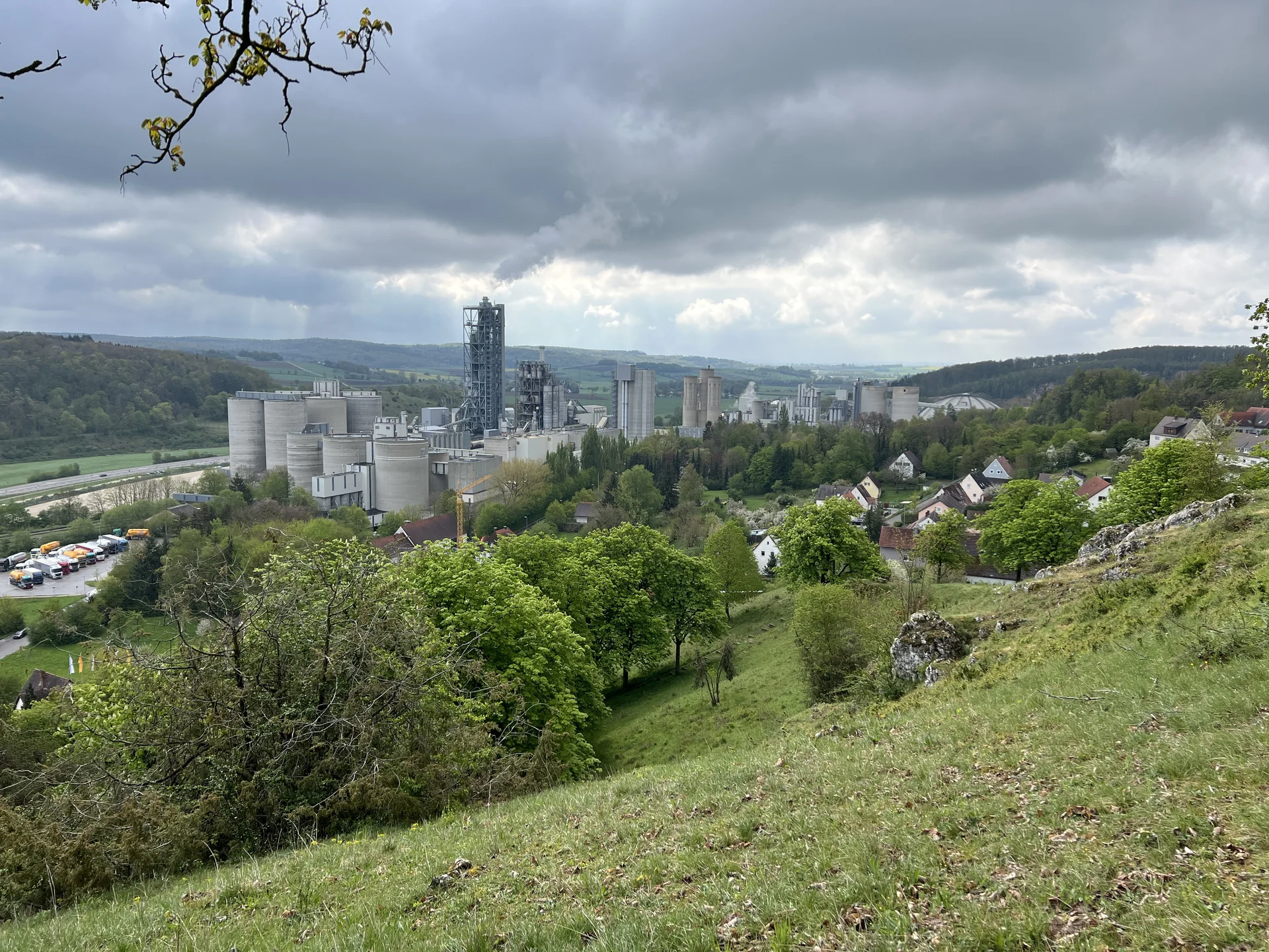 Zementwerk Märker, in der Ferne unser Ziel Donauwörth | © DAV Augsburg Senioren
