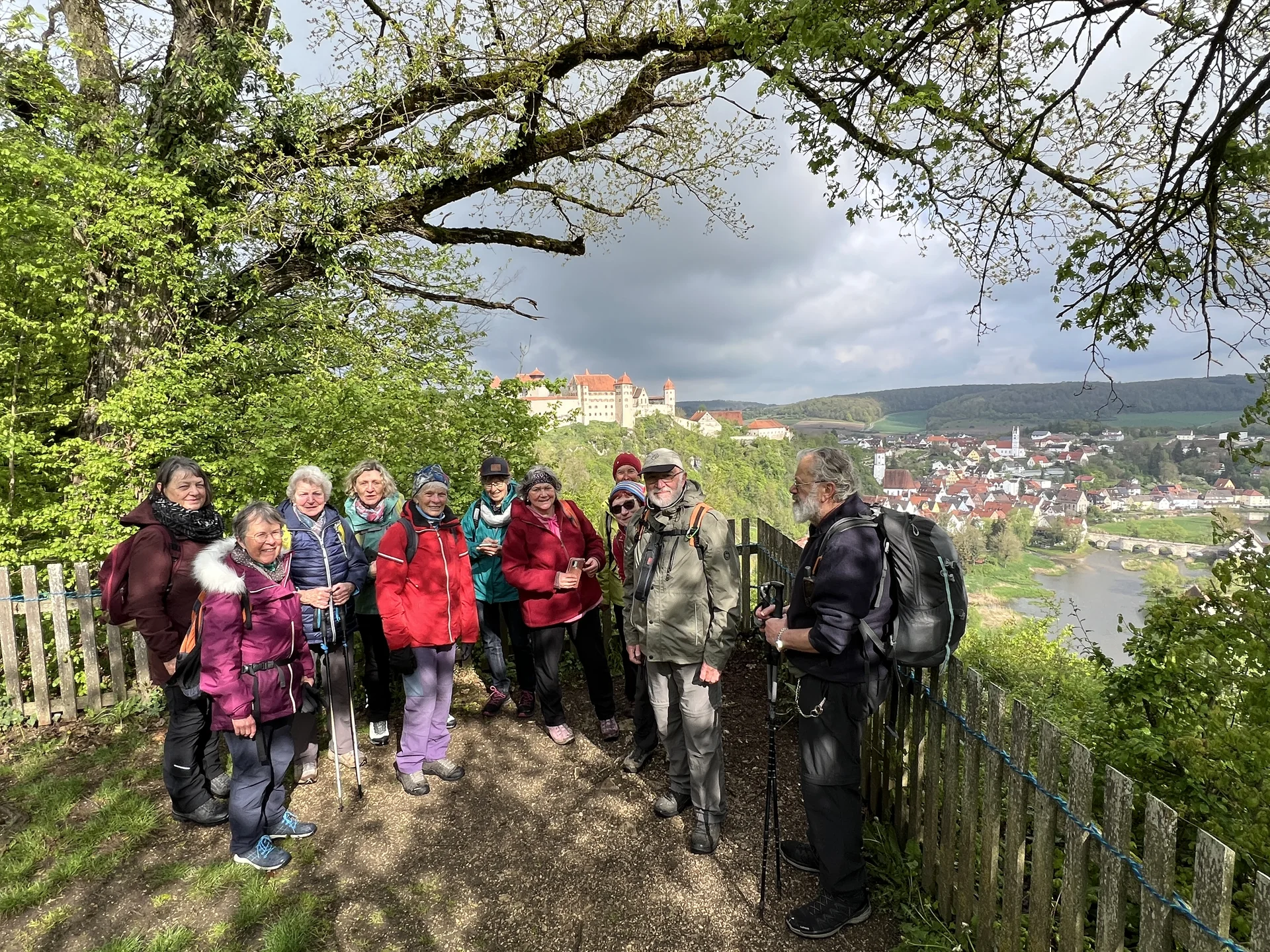 Blick von der "Schönen Aussicht" (Wedelbuck) auf Burg und Stadt Harburg | © DAV Augsburg Senioren