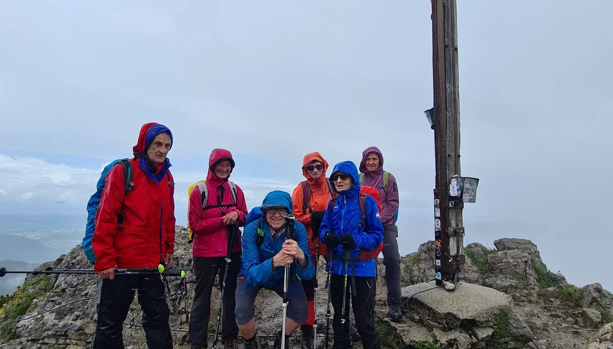 In Regen und Sturm auf dem Gipfel | © DAV Augsburg Senioren