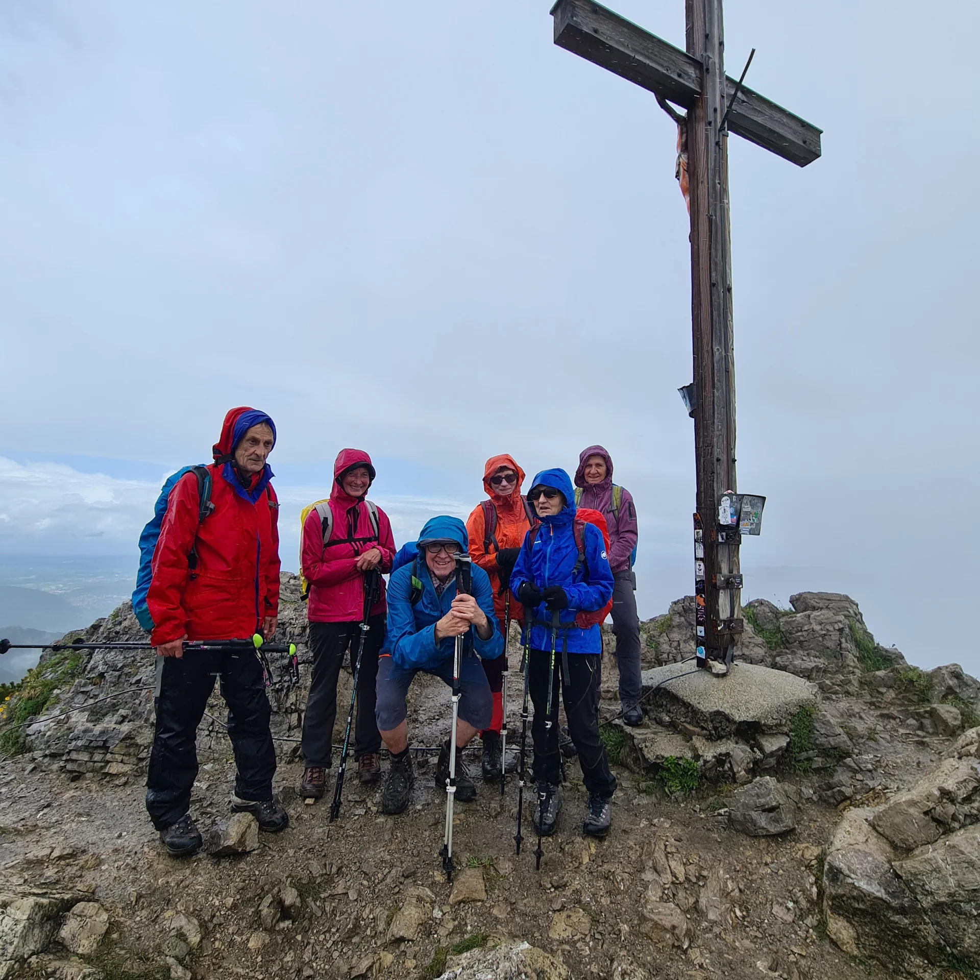 In Regen und Sturm auf dem Gipfel | © DAV Augsburg Senioren