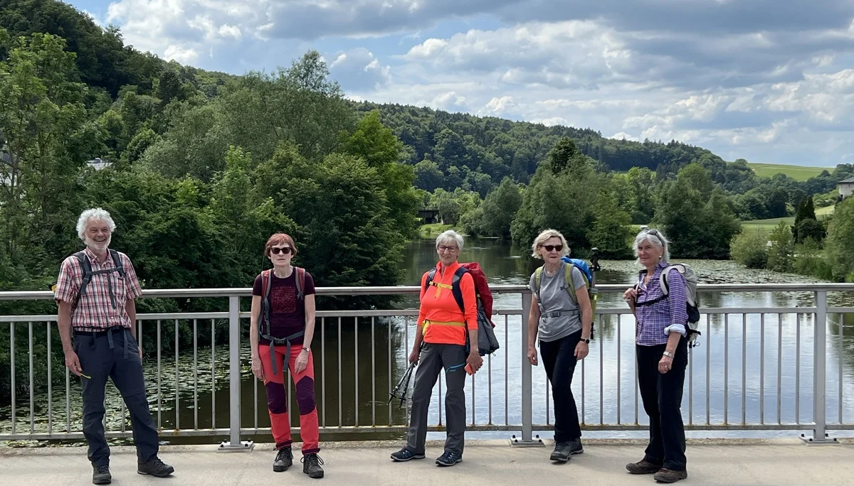 Auf der Wörnitzbrücke in Dollnstein und  dem Weg zur Kaffeepause | © DAV Augsburg Senioren
