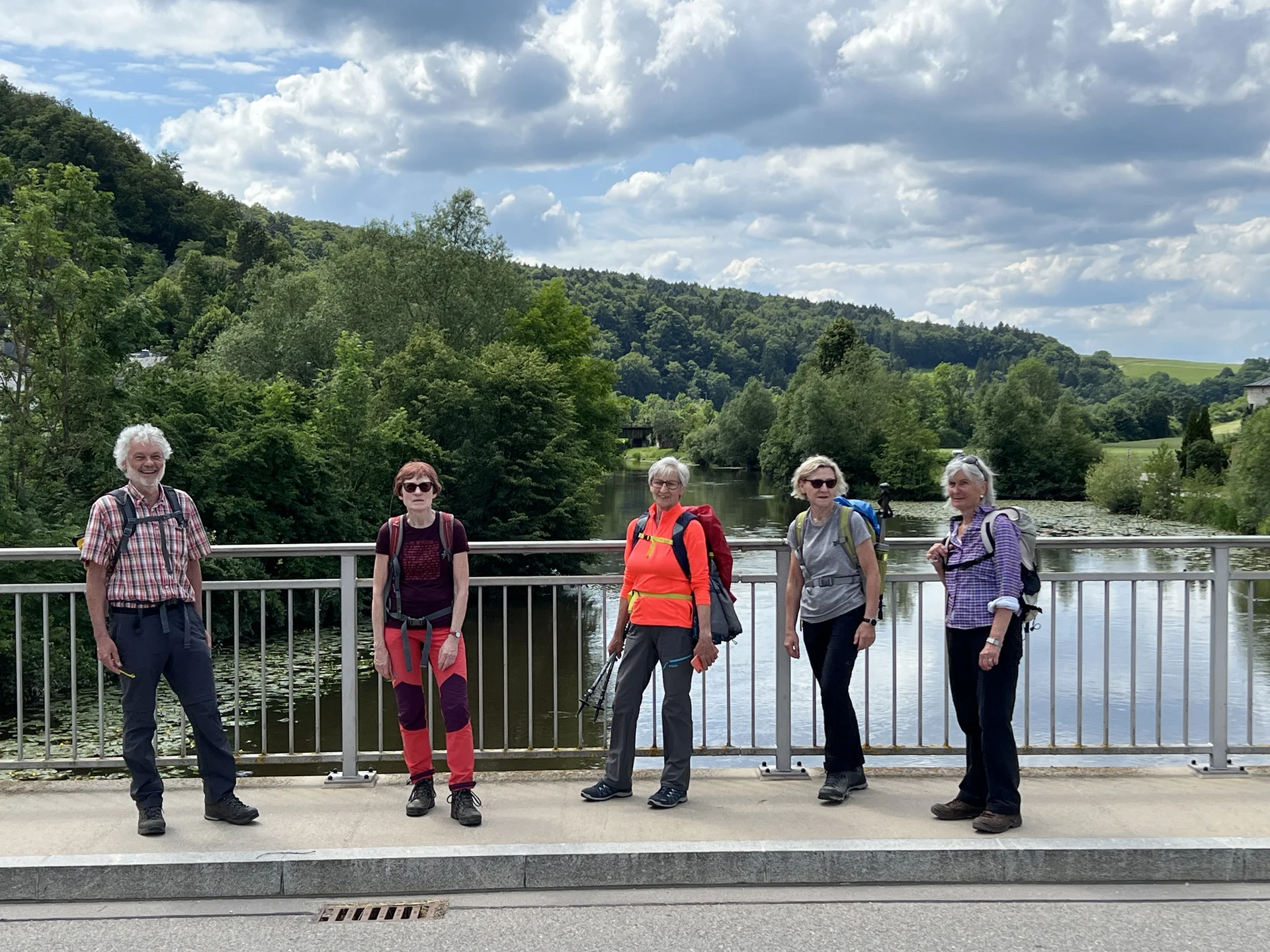 Auf der Wörnitzbrücke in Dollnstein und  dem Weg zur Kaffeepause | © DAV Augsburg Senioren
