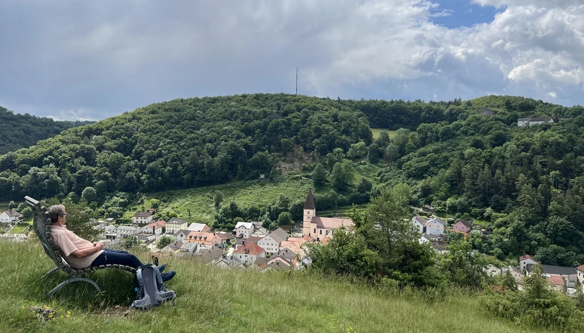 Beim Betrachten von Ort und Ruine Mörnsheim | © DAV Augsburg Senioren